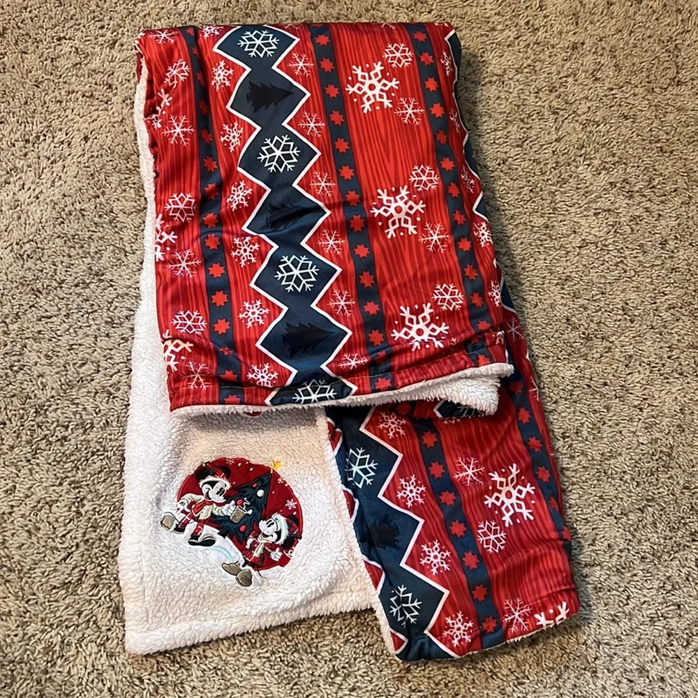 Barely used/like new Disney Snowflake/Fair-isle Christmas Sherpa Throw 60”x50”